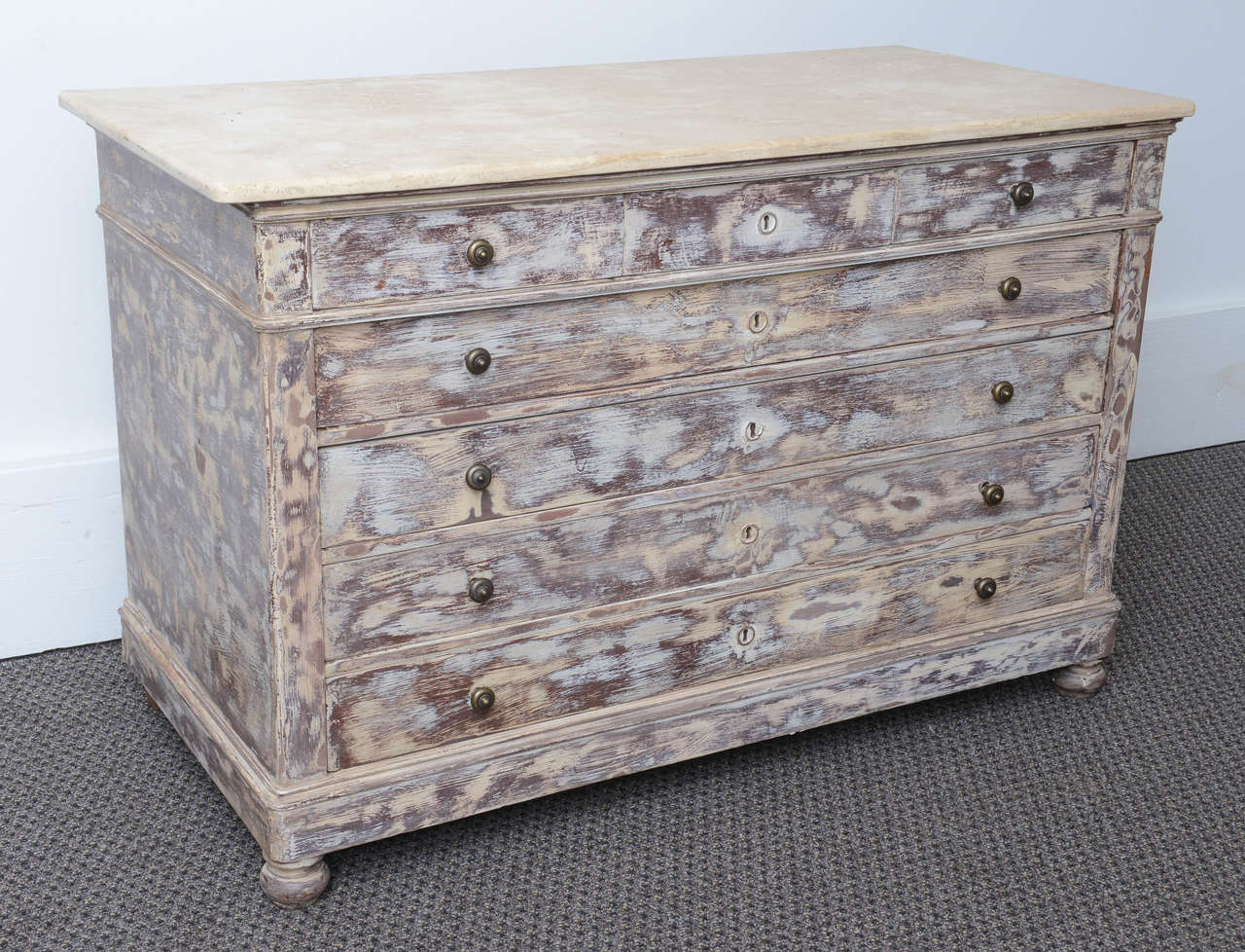 This is a very heavy duty solid oar hand-painted chest of drawers. The drawers are all solid oak with dovetails joints.