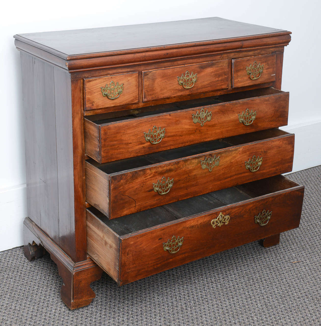 Great 19th Century American Mahogany Chest of Drawers 1