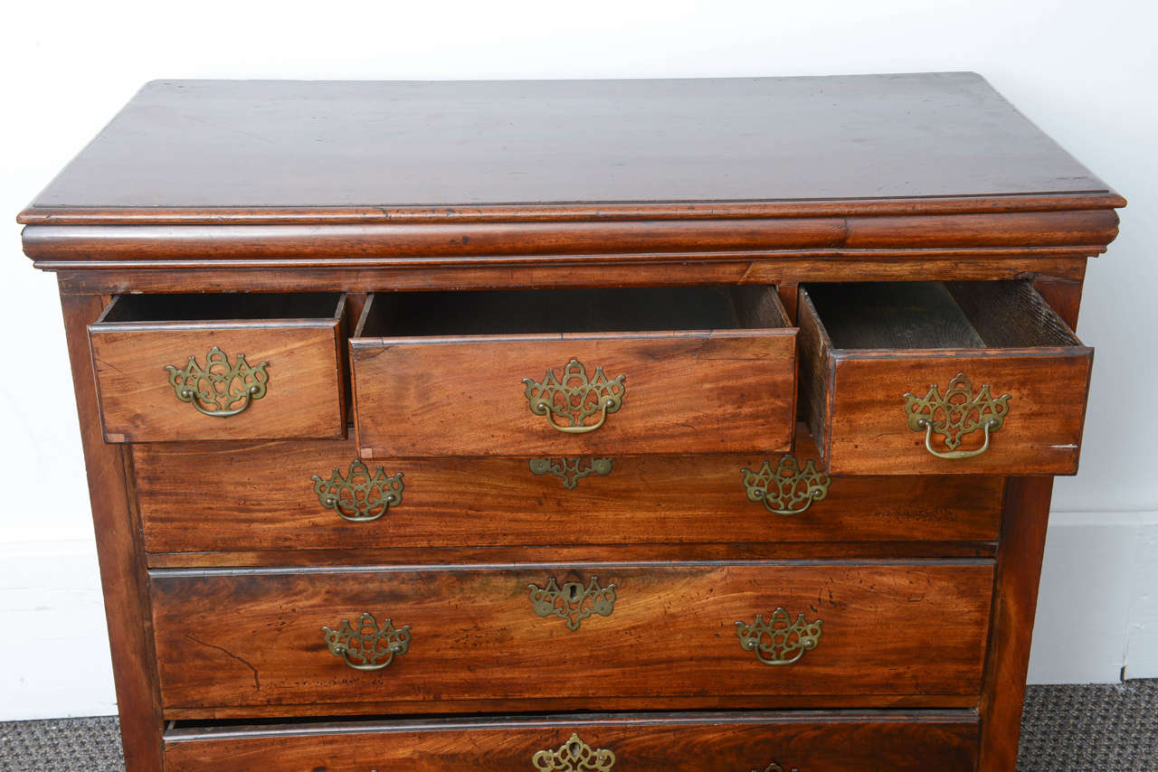 Great 19th Century American Mahogany Chest of Drawers 3
