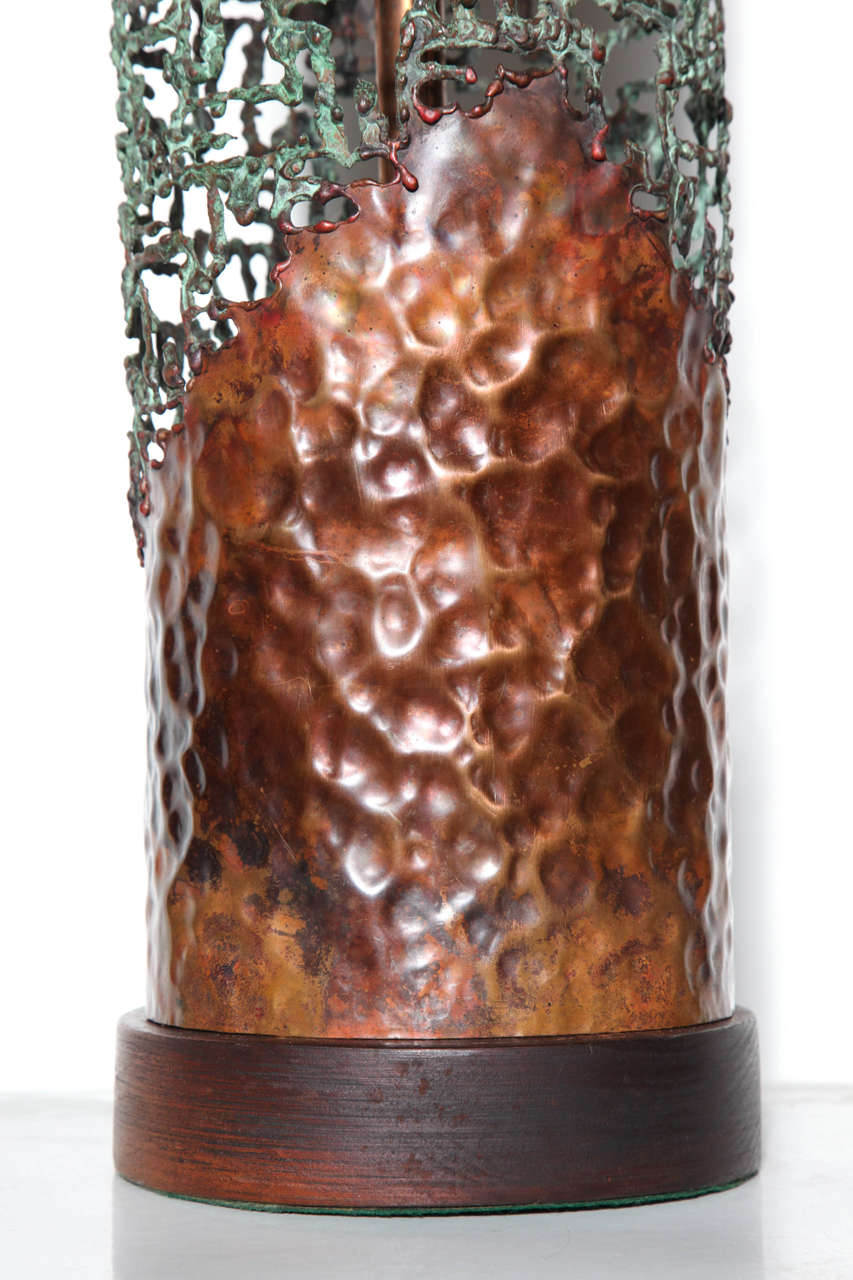 Große Tischlampe aus Kupfer mit Fackelschliff von Marcello Fantoni für Raymor (Brutalismus)