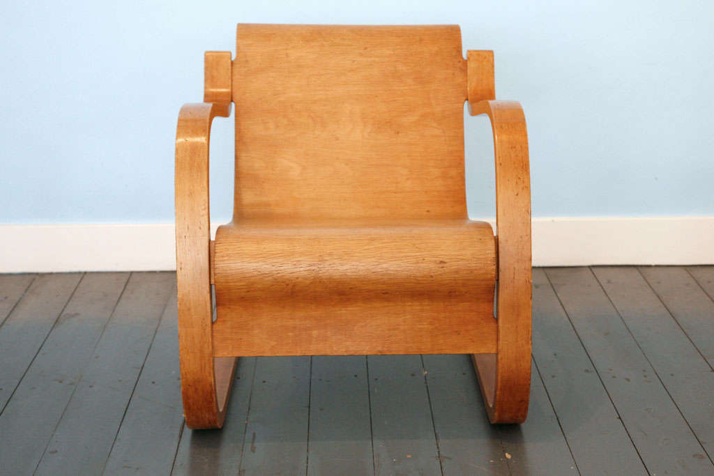 This chair is an icon in plywood design history.
The frame was revolutionary. It marked the first use of laminated wood in a cantilevered structure. Same as the lounge chair nr 41 this chair was designed for the Paimio Sanatorium. 
This very early