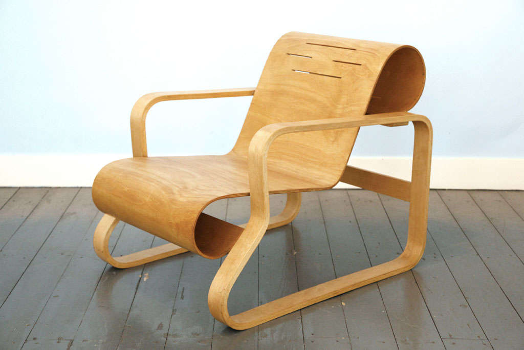 This iconic lounge chair was originally designed for the Paimio Sanatorium in Finland. The curved sculptural shape seems to test the limits of plywood manufacturing. This chair is most probably produced in the 40's.