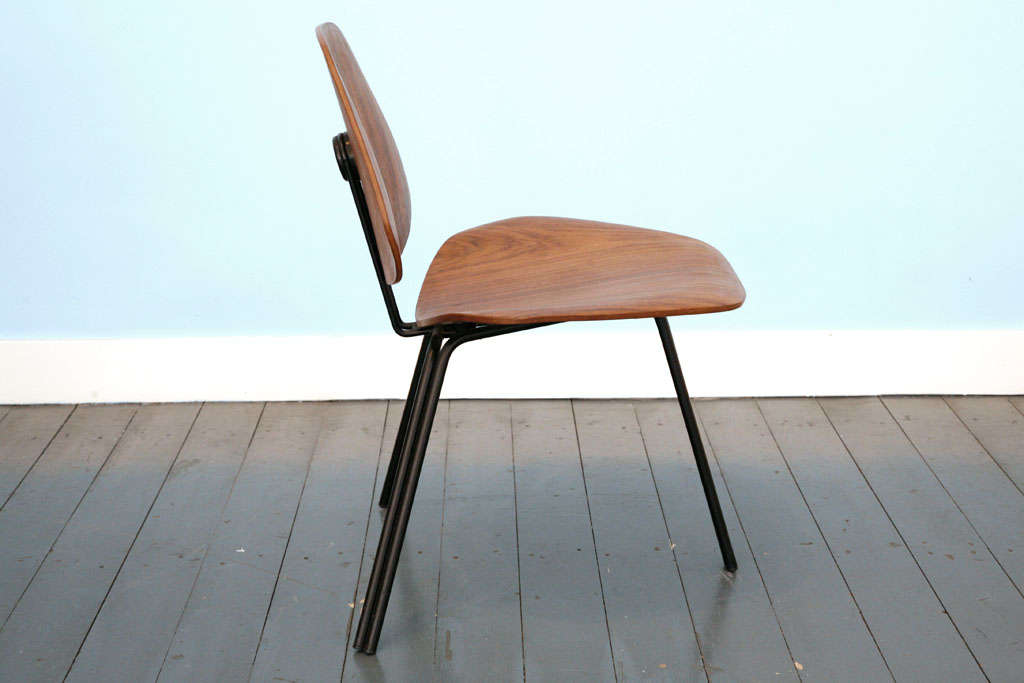 Three-legged  Chair by Osvaldo Borsani In Excellent Condition For Sale In Amsterdam, NL