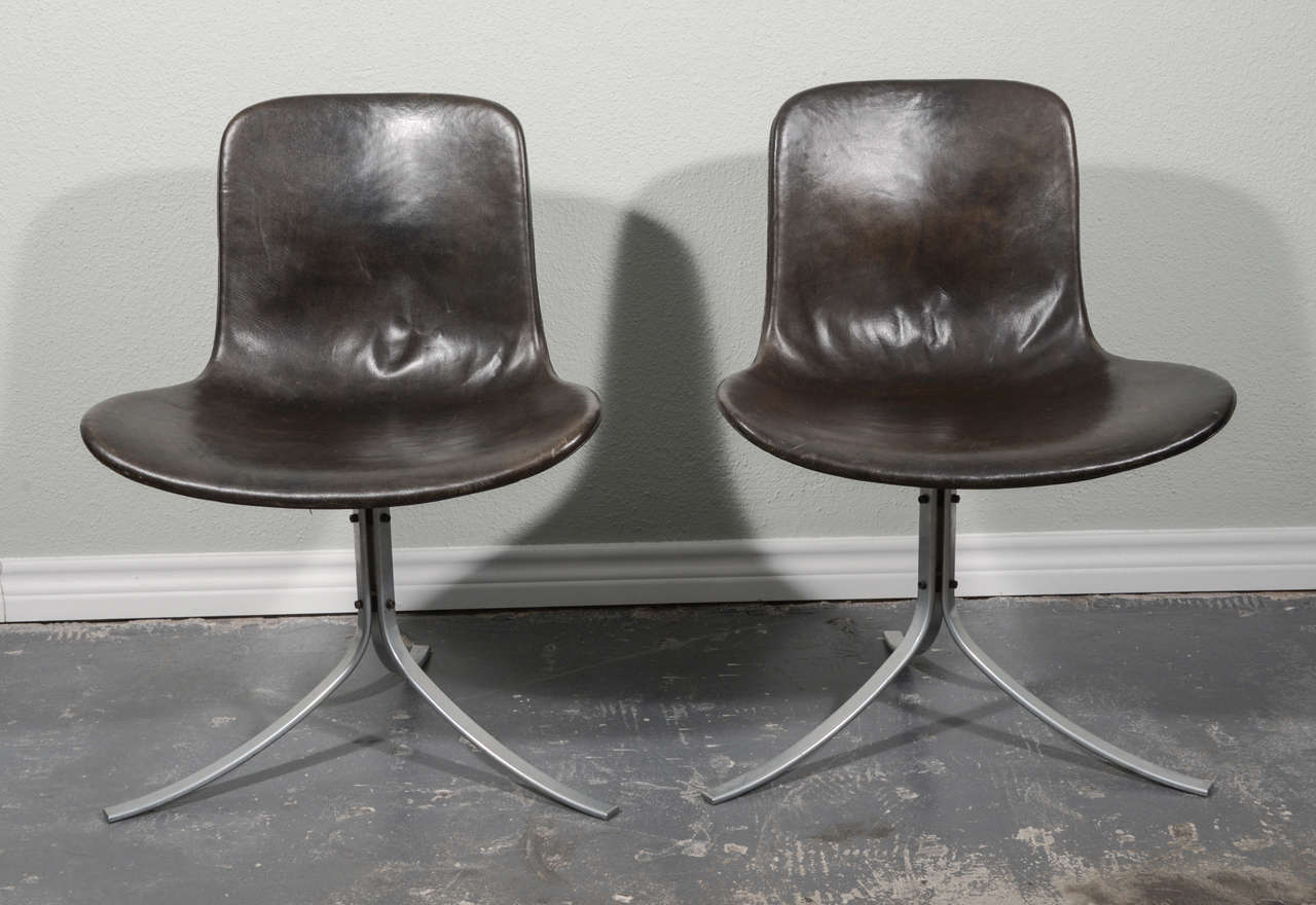 Two PK 9 chairs designed by Poul Kjaerholm E. Kold Christensen, 

Denmark, circa early 1960s.

Original dark brown patina leather.

Chairs are signed with manufacturers mark.