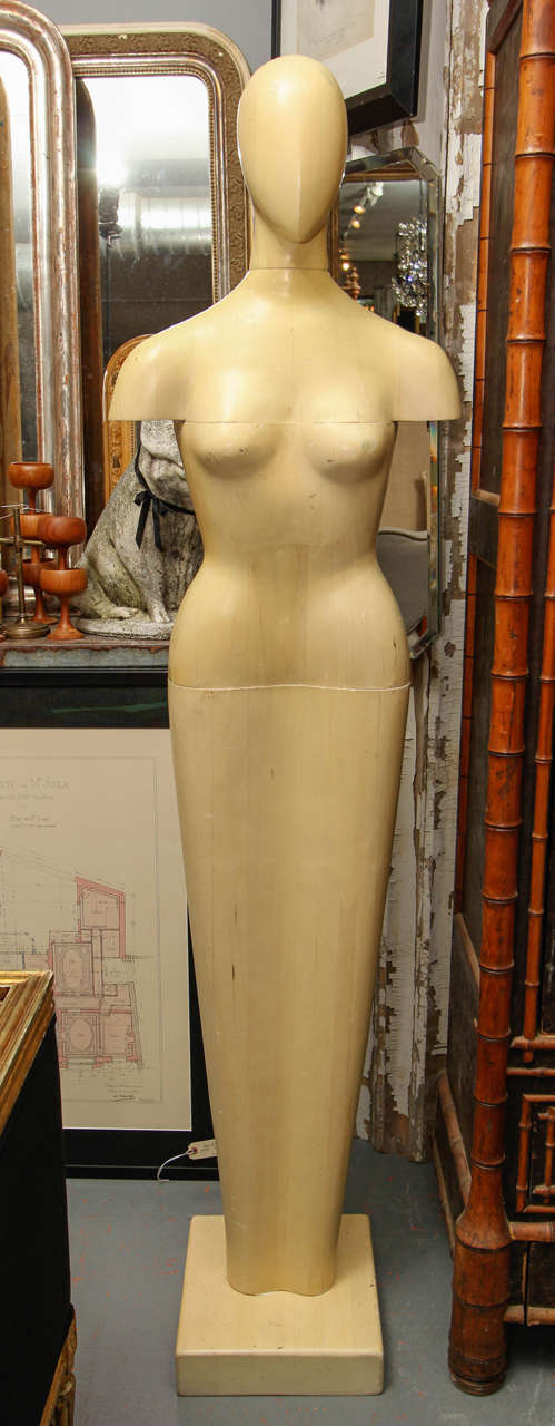 Mannequin ou sculpture en quatre pièces, finition blonde.