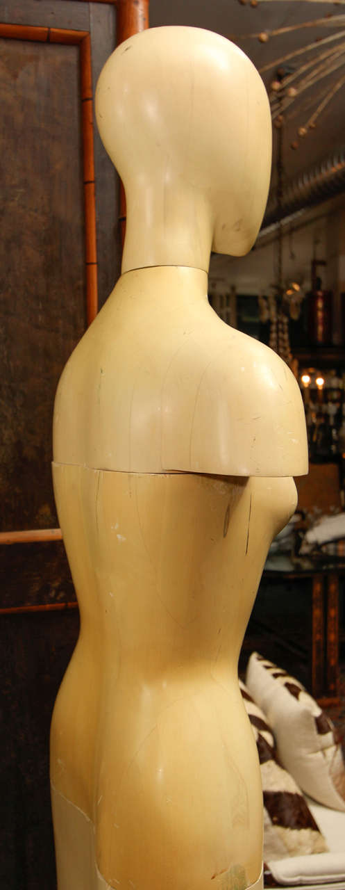 Sculpture en bois grandeur nature de forme féminine en vente 2