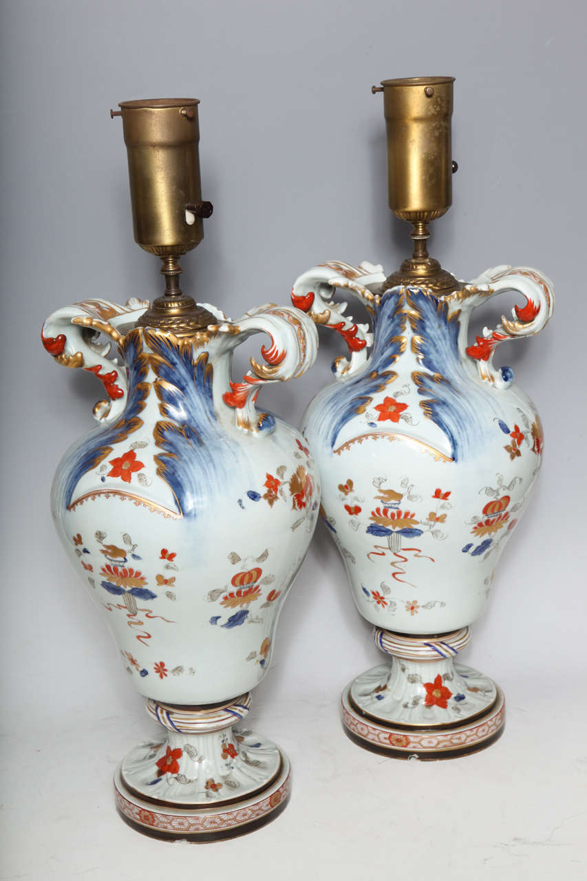 Paire de vases à deux anses en porcelaine d'exportation chinoise fine, aux couleurs bleu blanc et rouge brique, fabriqués pour le marché anglais avec des armoiries royales.
Chinois, fabriqué pour l'exportation, milieu ou fin des années 1800.