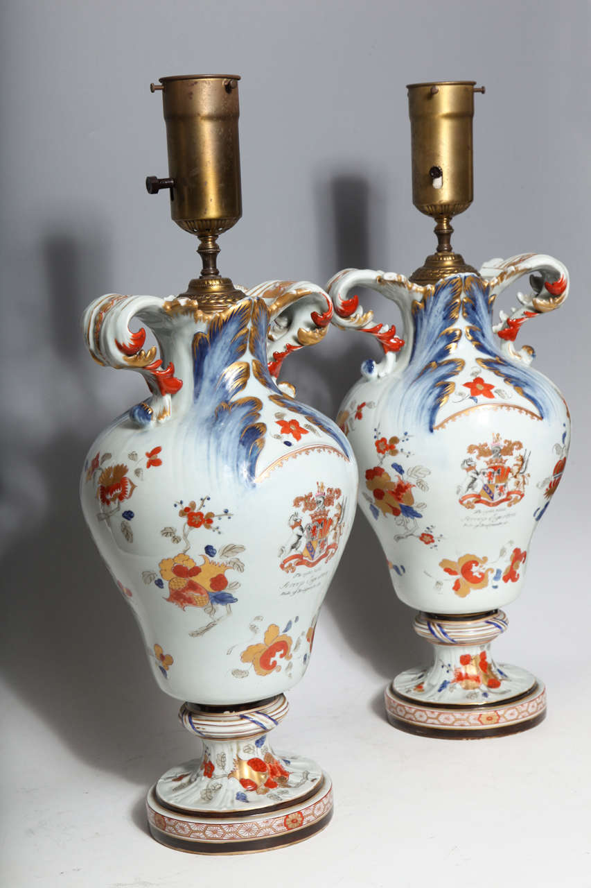 George II Paire de vases anciens en porcelaine d'exportation chinoise avec armoiries anglaises en vente