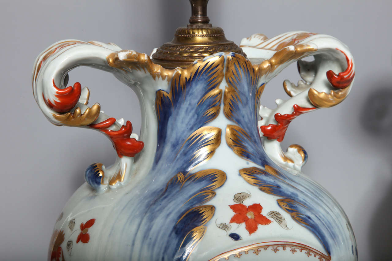 Chinois Paire de vases anciens en porcelaine d'exportation chinoise avec armoiries anglaises en vente