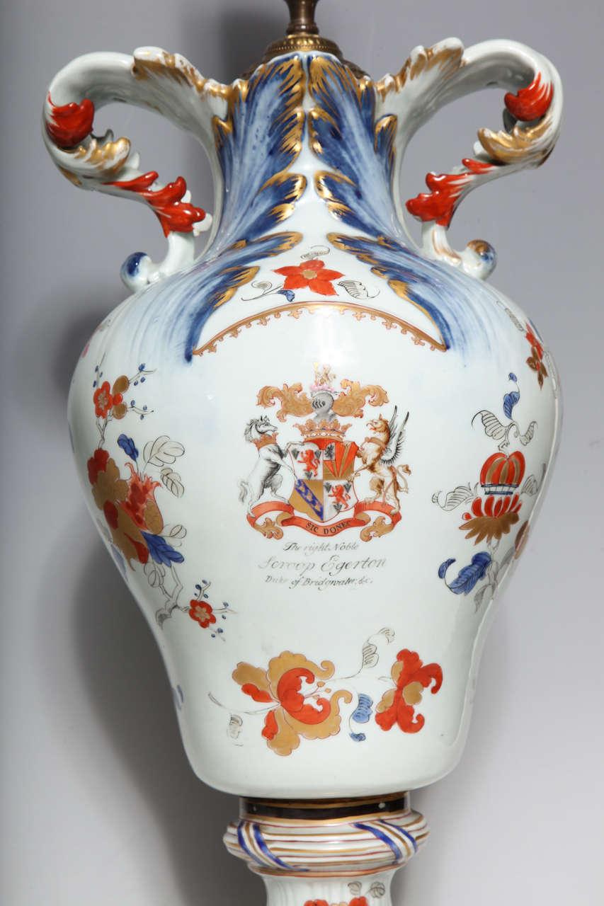 Paire de vases anciens en porcelaine d'exportation chinoise avec armoiries anglaises Bon état - En vente à New York, NY