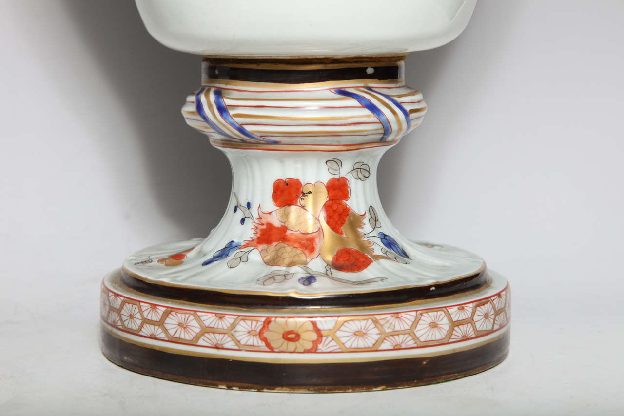 XIXe siècle Paire de vases anciens en porcelaine d'exportation chinoise avec armoiries anglaises en vente