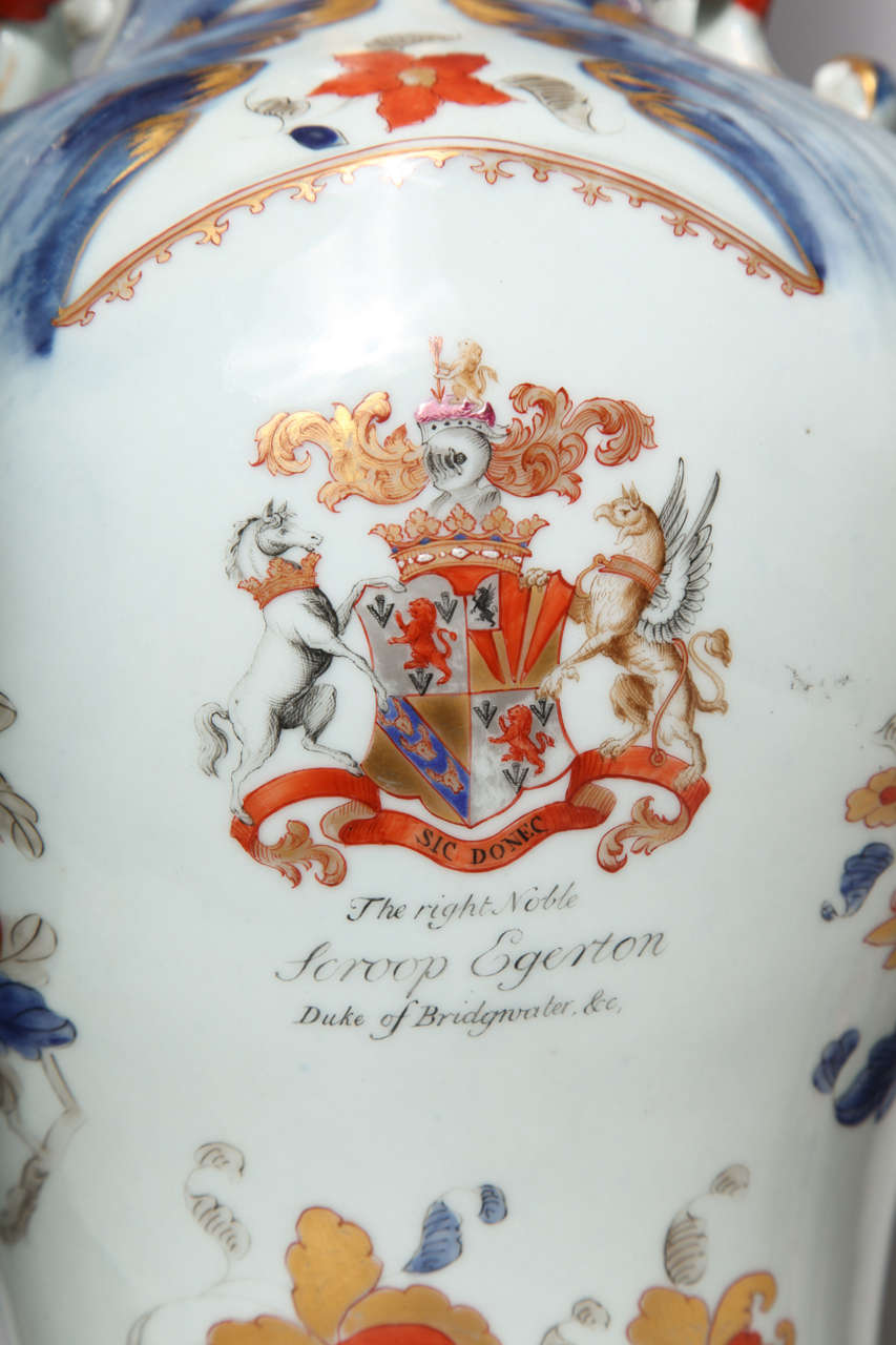 Porcelaine Paire de vases anciens en porcelaine d'exportation chinoise avec armoiries anglaises en vente