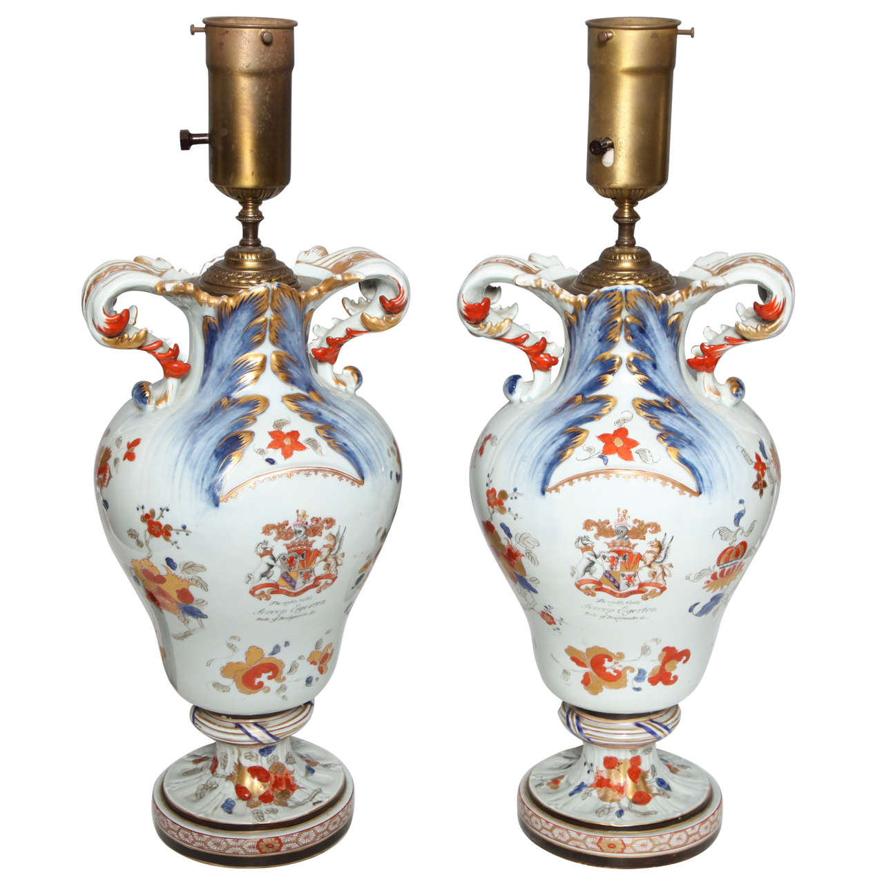 Paire de vases anciens en porcelaine d'exportation chinoise avec armoiries anglaises en vente