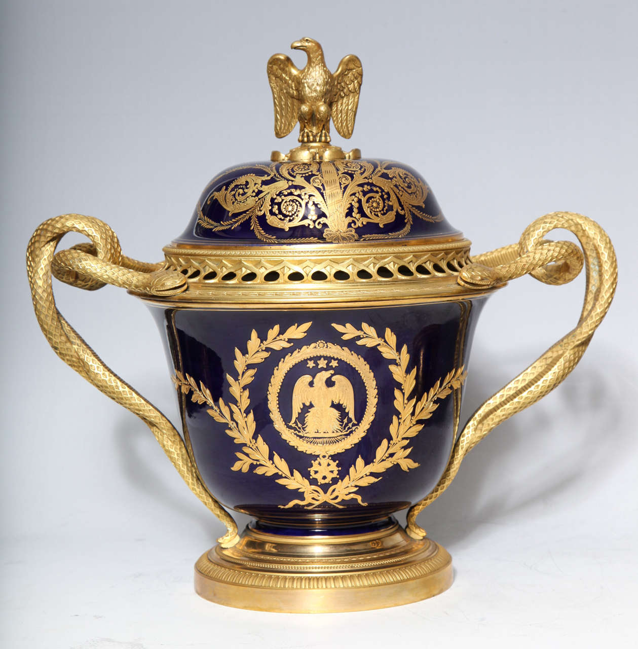 Paar französische Vasen/Pot Pourries aus napoleonischem Svres-Porzellan und mit Goldbronze überzogenem Porzellan (Napoleon III.) im Angebot