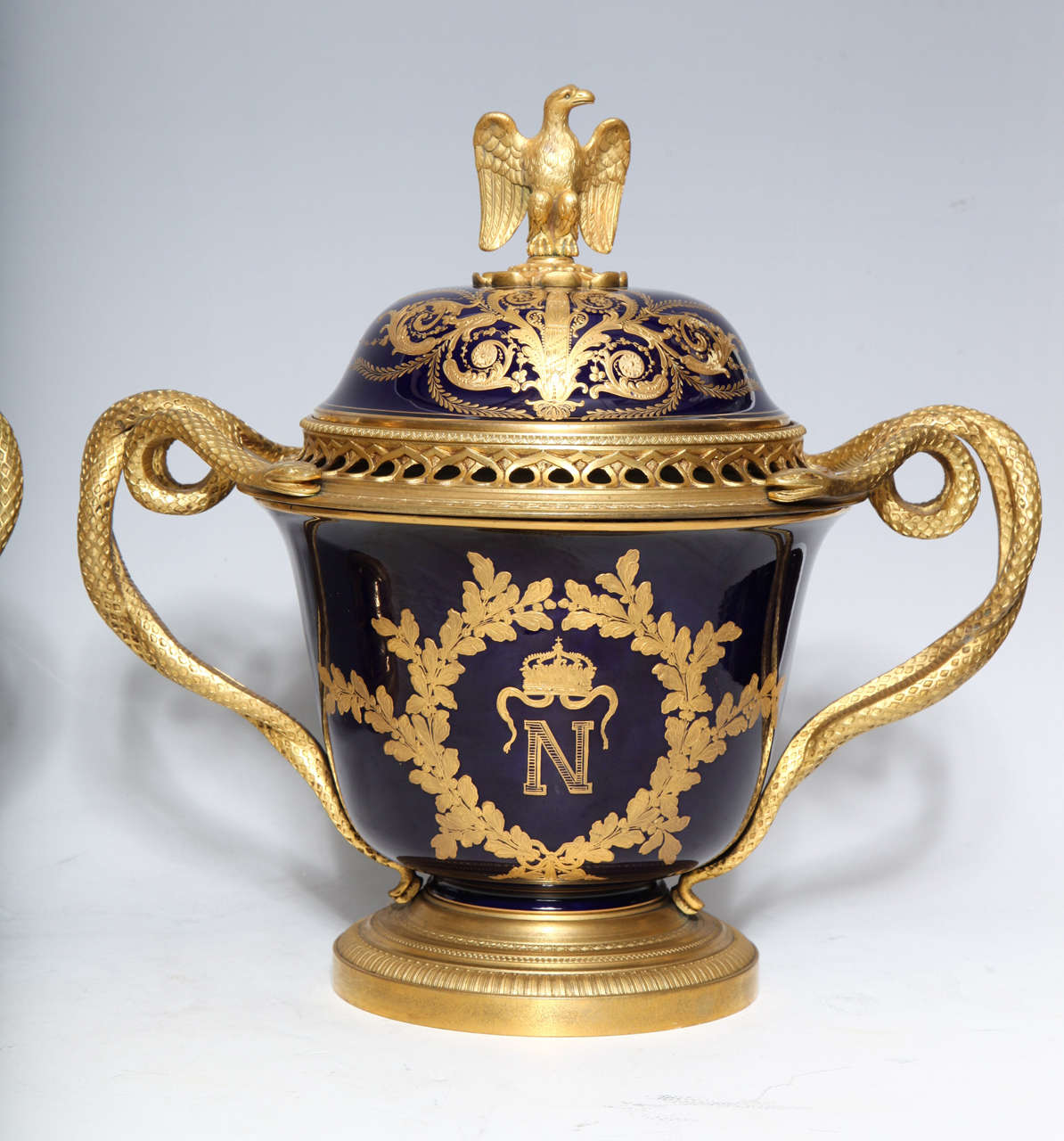 Paar französische Vasen/Pot Pourries aus napoleonischem Svres-Porzellan und mit Goldbronze überzogenem Porzellan (Französisch) im Angebot