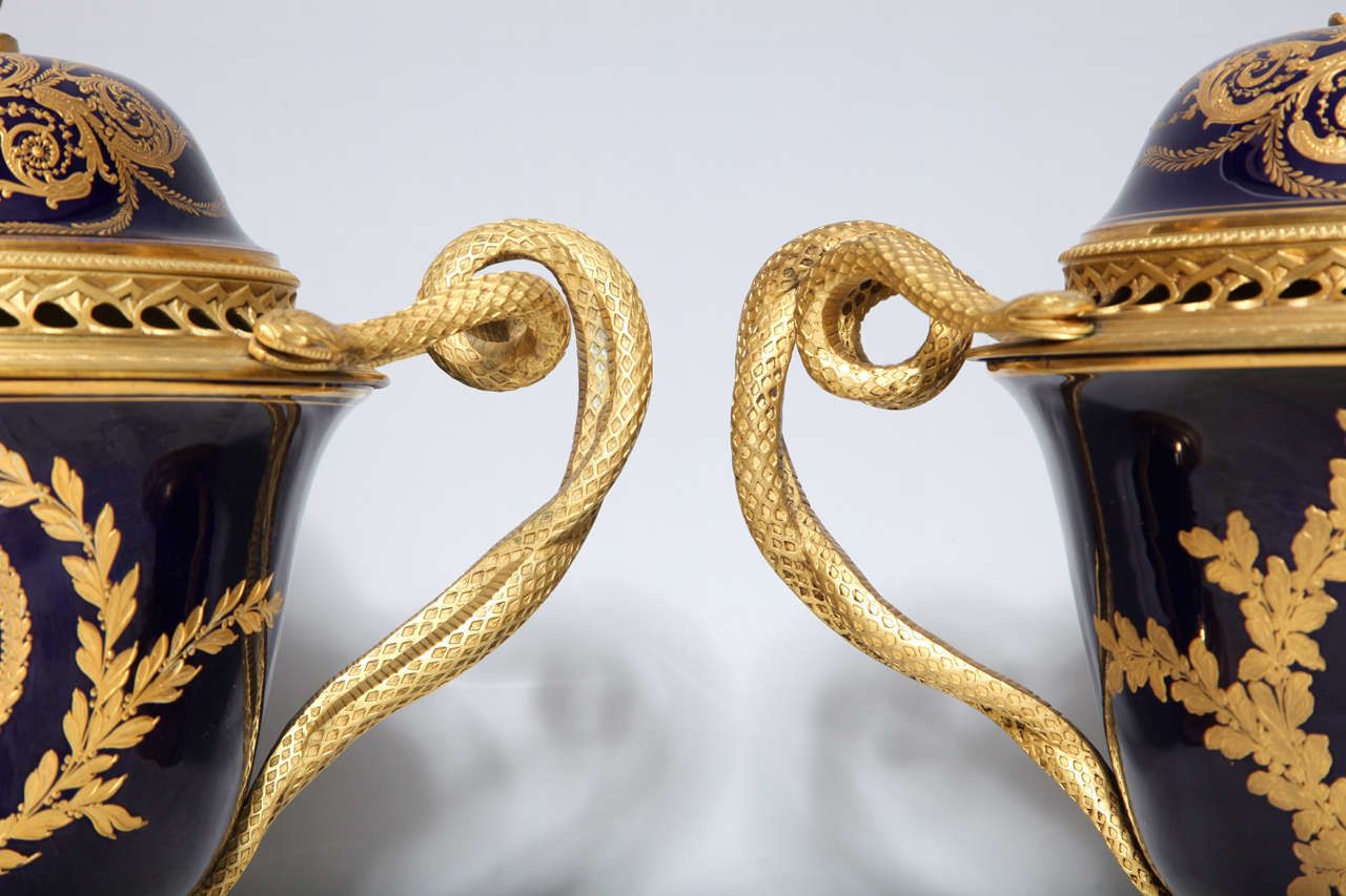 Paar französische Vasen/Pot Pourries aus napoleonischem Svres-Porzellan und mit Goldbronze überzogenem Porzellan im Zustand „Gut“ im Angebot in New York, NY