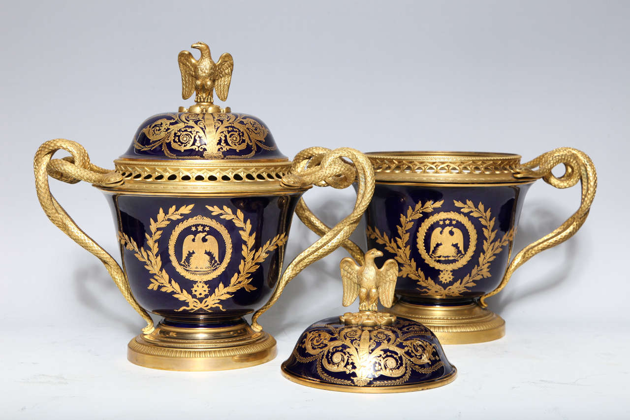 Paar französische Vasen/Pot Pourries aus napoleonischem Svres-Porzellan und mit Goldbronze überzogenem Porzellan im Angebot 3