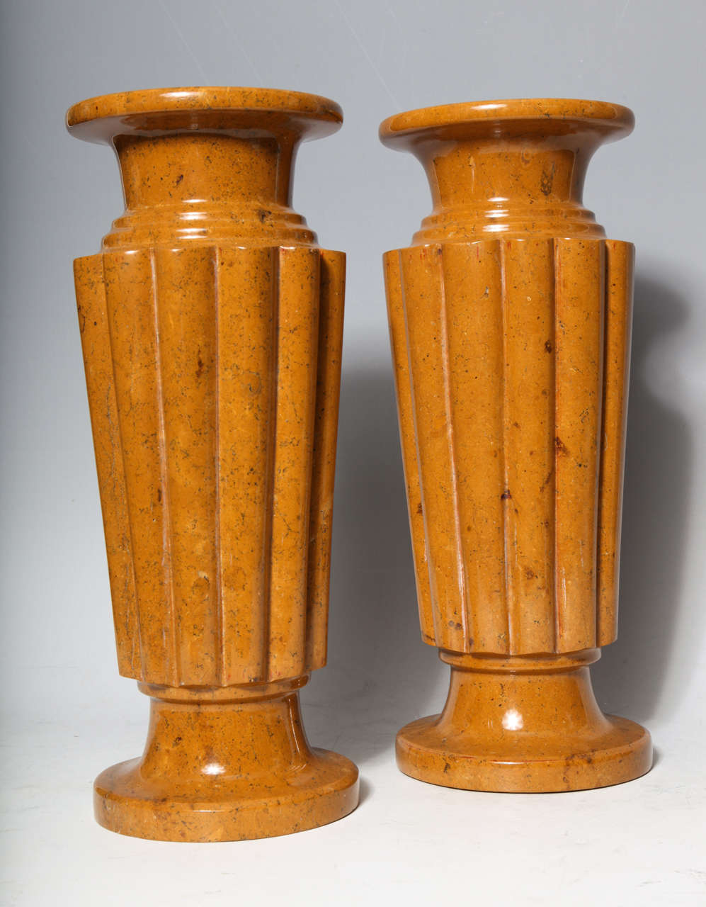 Une paire d'inhabituels vases Art Déco français en marbre sculpté de Sienne, années 1930.