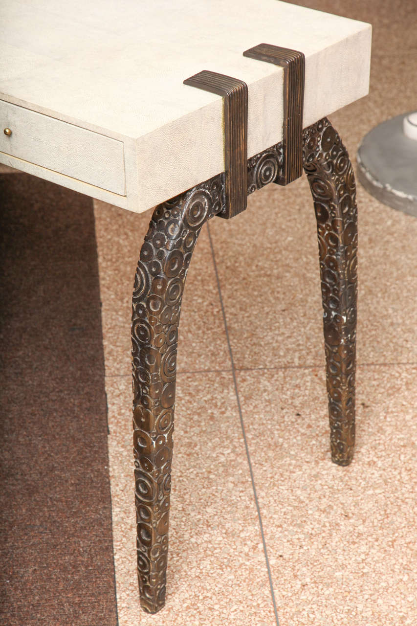 Seltener französischer Schreibtisch im Art-Déco-Stil aus Chagrin und Bronze, 20. Jahrhundert (Art déco) im Angebot
