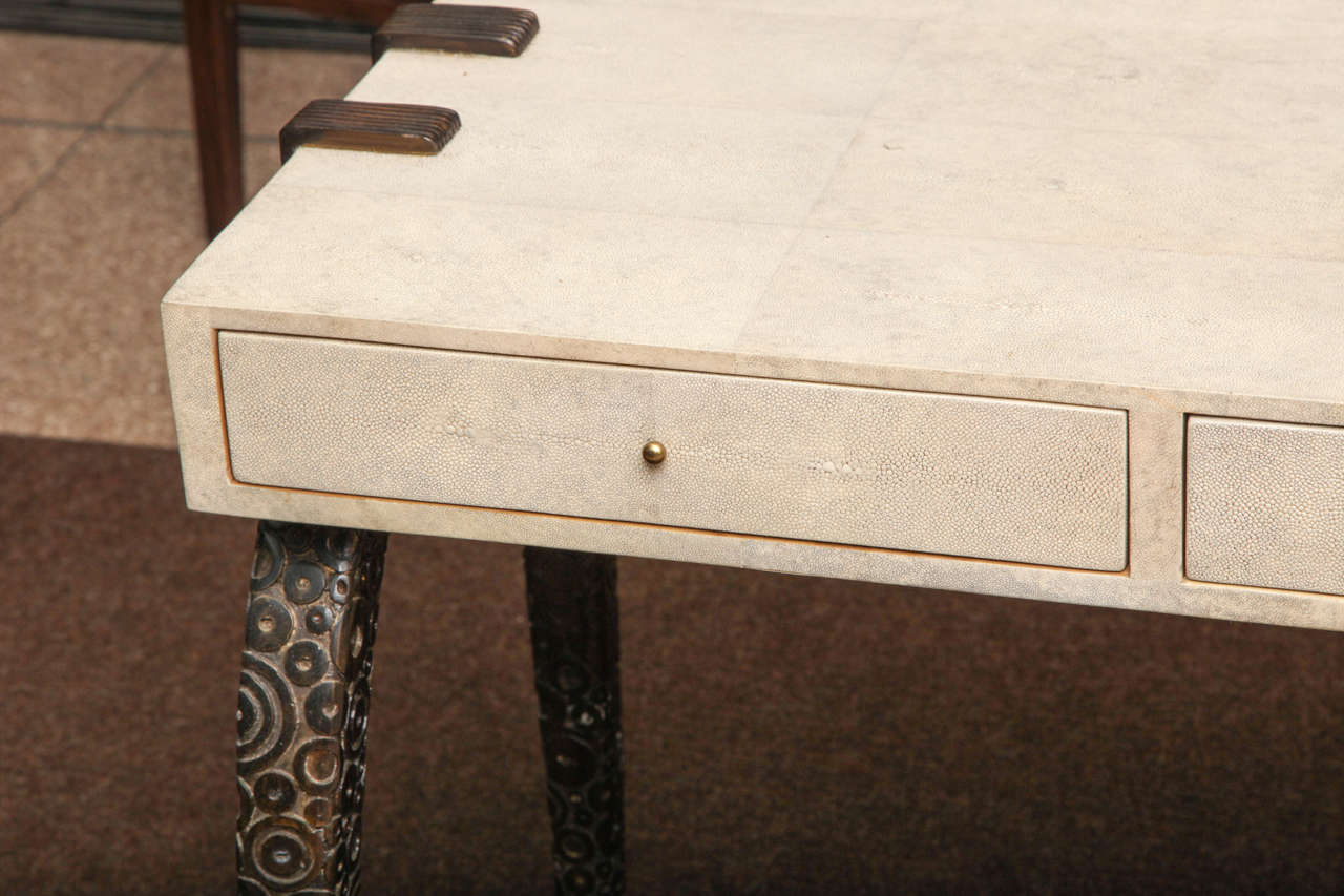 Seltener französischer Schreibtisch im Art-Déco-Stil aus Chagrin und Bronze, 20. Jahrhundert im Angebot 3