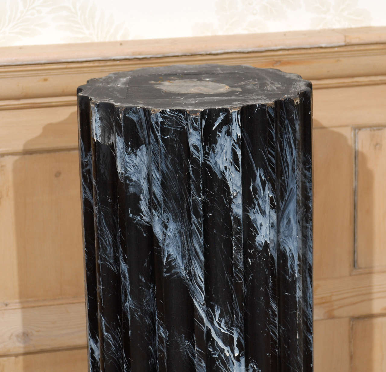Neoclassical Early 20th Century Pair of Faux Marble Pedestals, Circa 1920 For Sale