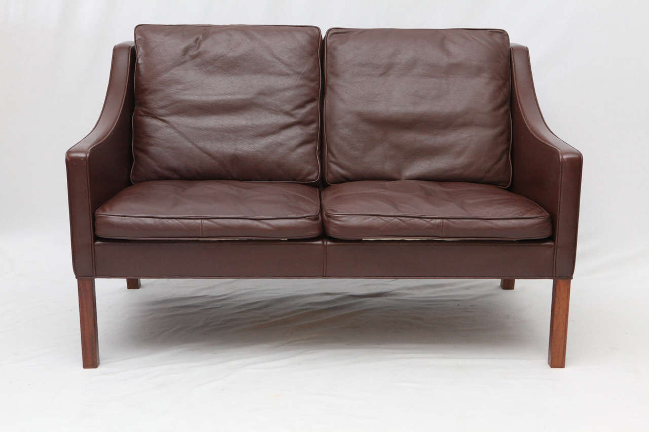 Børge Mogensen Modell #2208 Zweisitziges Sofa Entworfen 1963 und hergestellt von Fredericia Stolefabrik.   Geschäft früher bekannt als ARTFUL DODGER INC