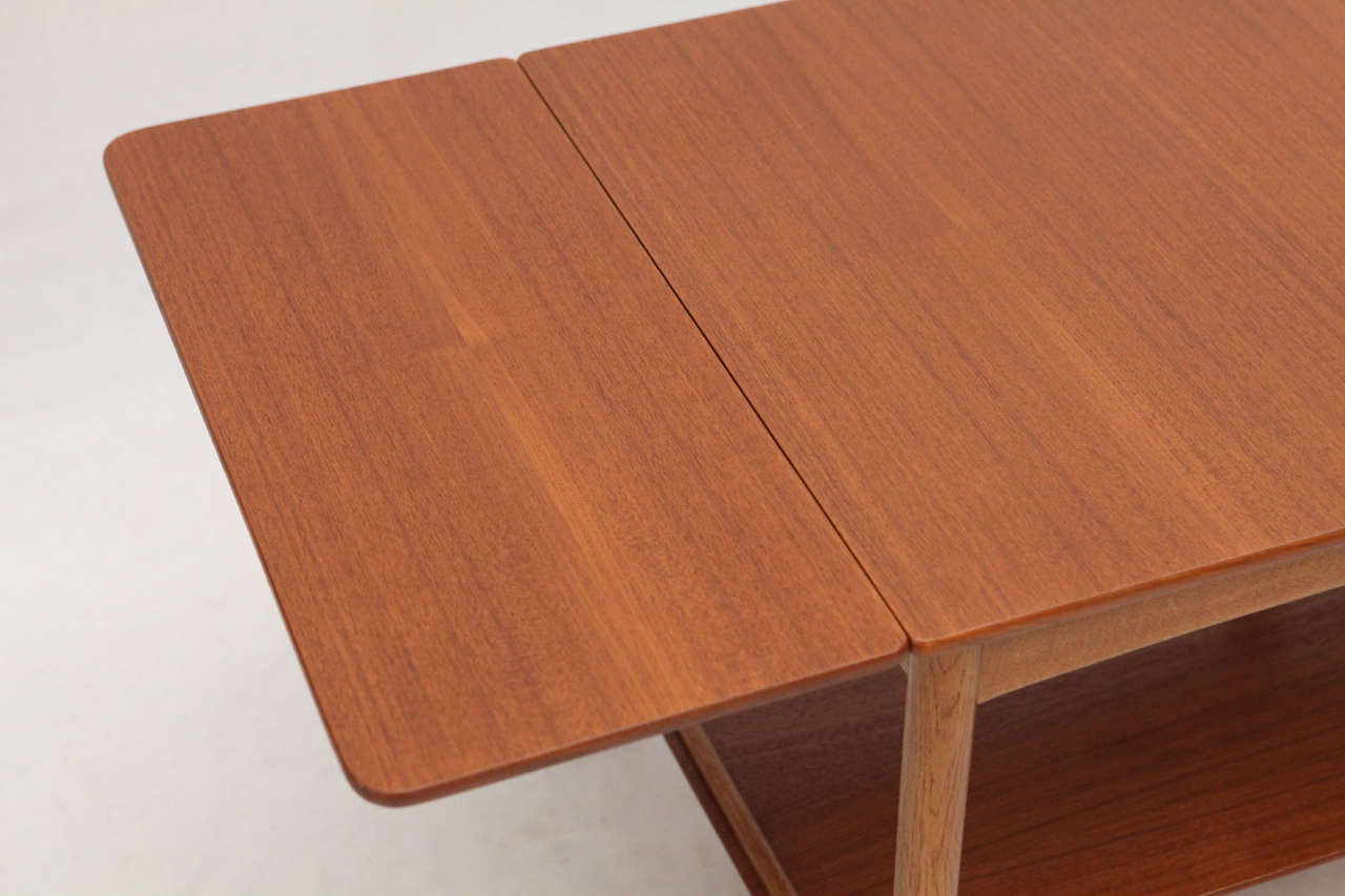 Hans Wegner Drop Leaf Side Table In Excellent Condition For Sale In Los Angeles, CA