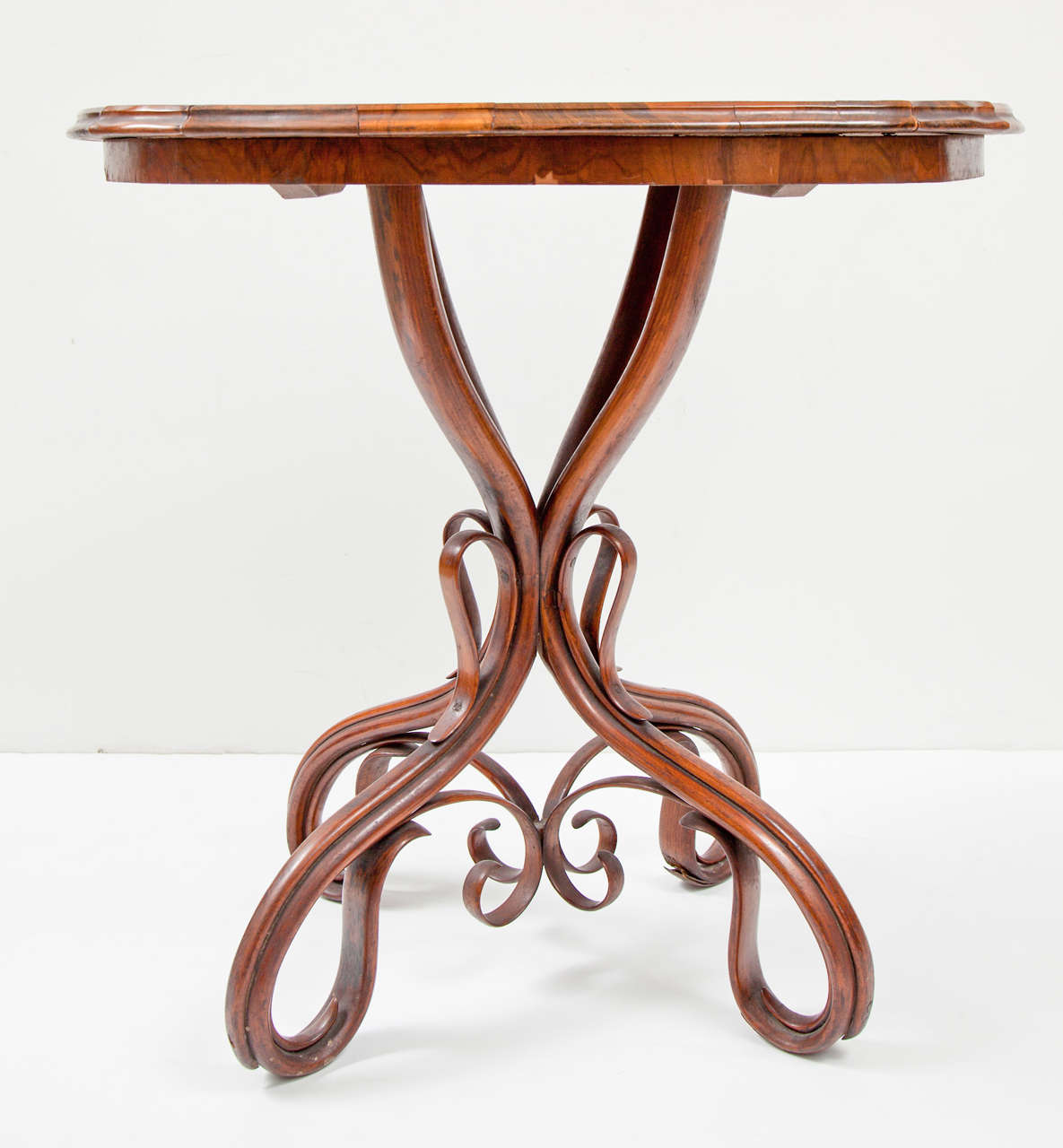Early bentwood salon table, with walnut top and exquisite bentwood base.
Made by Gebrüder Thonet.