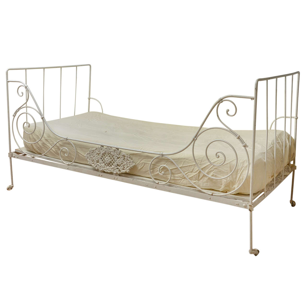 French 19th Century Iron Folding Daybed with Cross Hatched Design Medallion