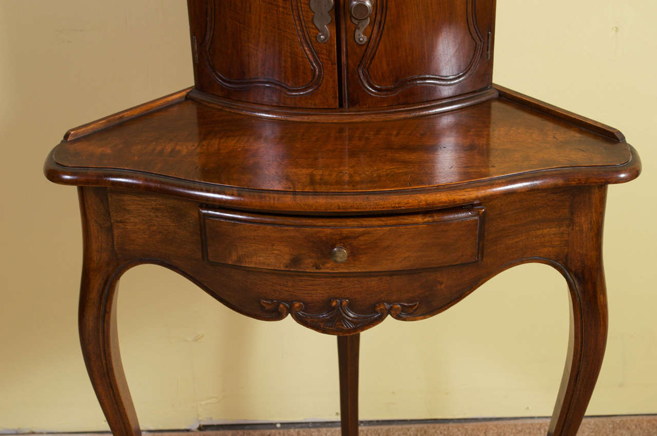 Louis XV Style Walnut Corner Stand In Excellent Condition In San Mateo, CA