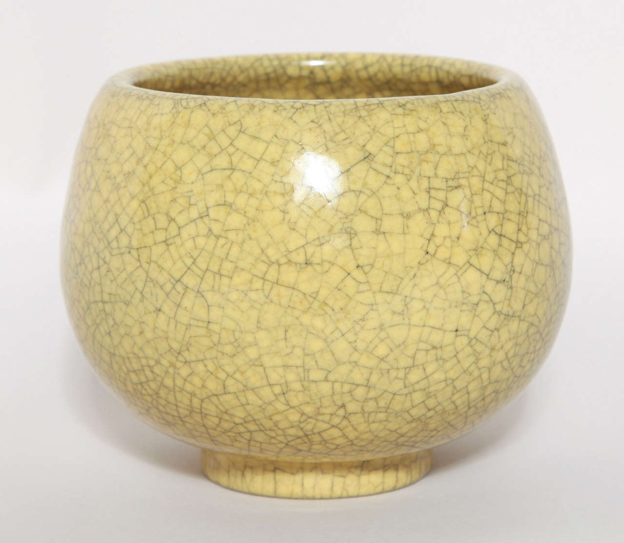 Small stoneware coupe with yellow craquele glaze.
Signed: ''H Sim'' incised

Henri Simmen studied pottery with Edmond Lachenal and established his studio in Meudon, a suburb of Paris. His early work, between 1910-1914, was inspired by the folk