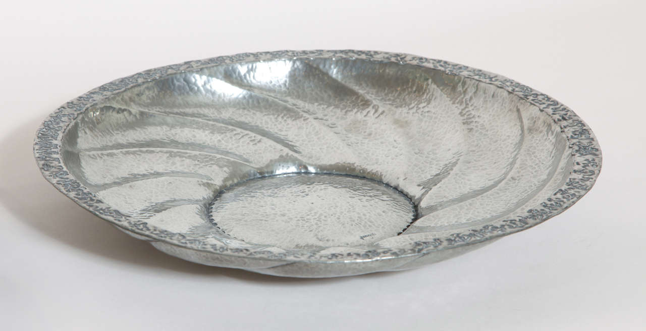 René Delavan French Art Deco Dinanderie Pewter Coupe In Excellent Condition For Sale In New York, NY