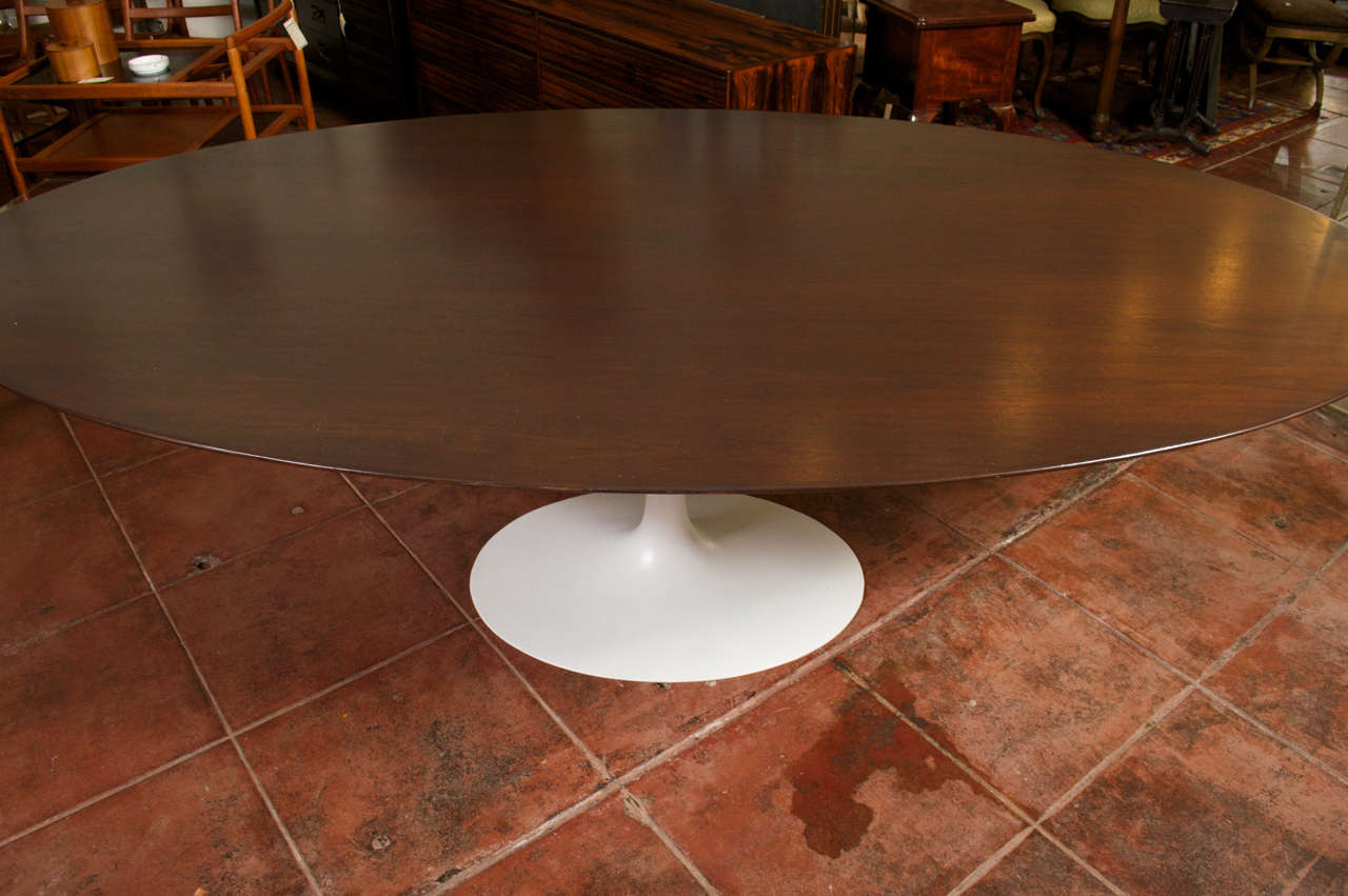 Knoll Associates Eero Saarinen Walnut Oval Dining Table In Good Condition In San Francisco, CA