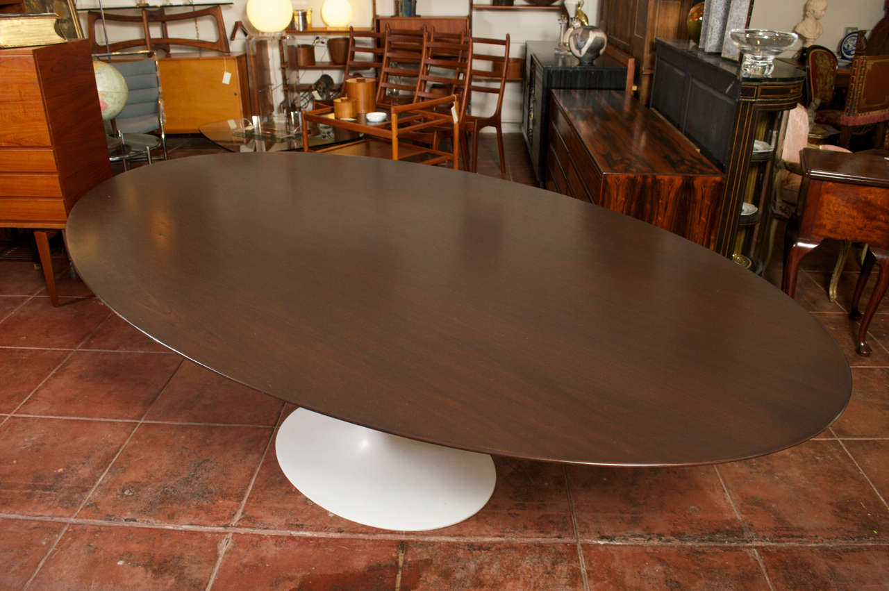 Mid-20th Century Knoll Associates Eero Saarinen Walnut Oval Dining Table