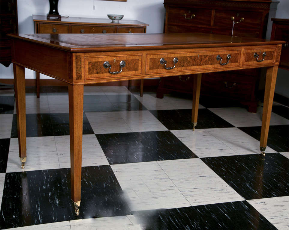 Dieser Schreibtisch aus Nussbaumholz wurde von einem englischen Tischler, mit dem wir seit über 30 Jahren zusammenarbeiten, für uns entworfen und hat klassische Linien, die sich gut in ein modernes Ambiente einfügen. Es hat eine sattelbraune