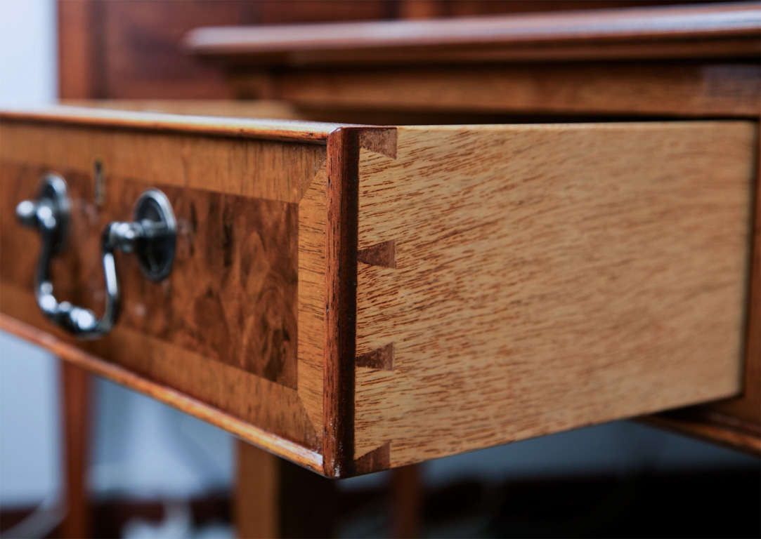 Englischer Nussbaum-Maser-Schreibtisch mit drei Schubladen im Zustand „Neu“ im Angebot in Woodbury, CT