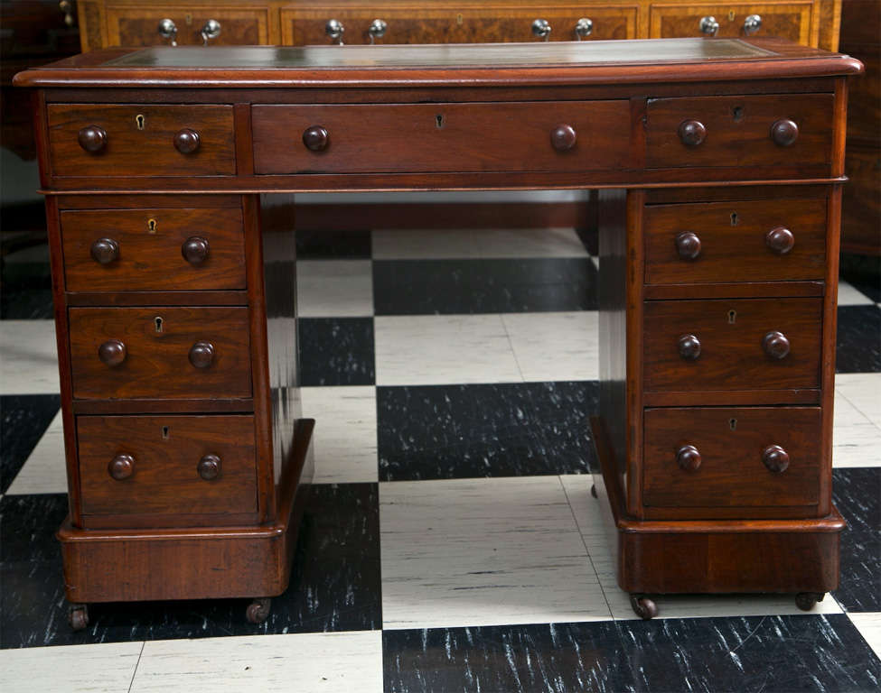 English Diminutive Desk in Mahogany In Excellent Condition In Woodbury, CT