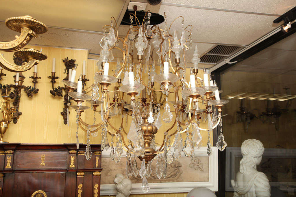 Très grand lustre italien à 16 branches en bois doré vénitien et cristal de roche Bon état - En vente à New York, NY