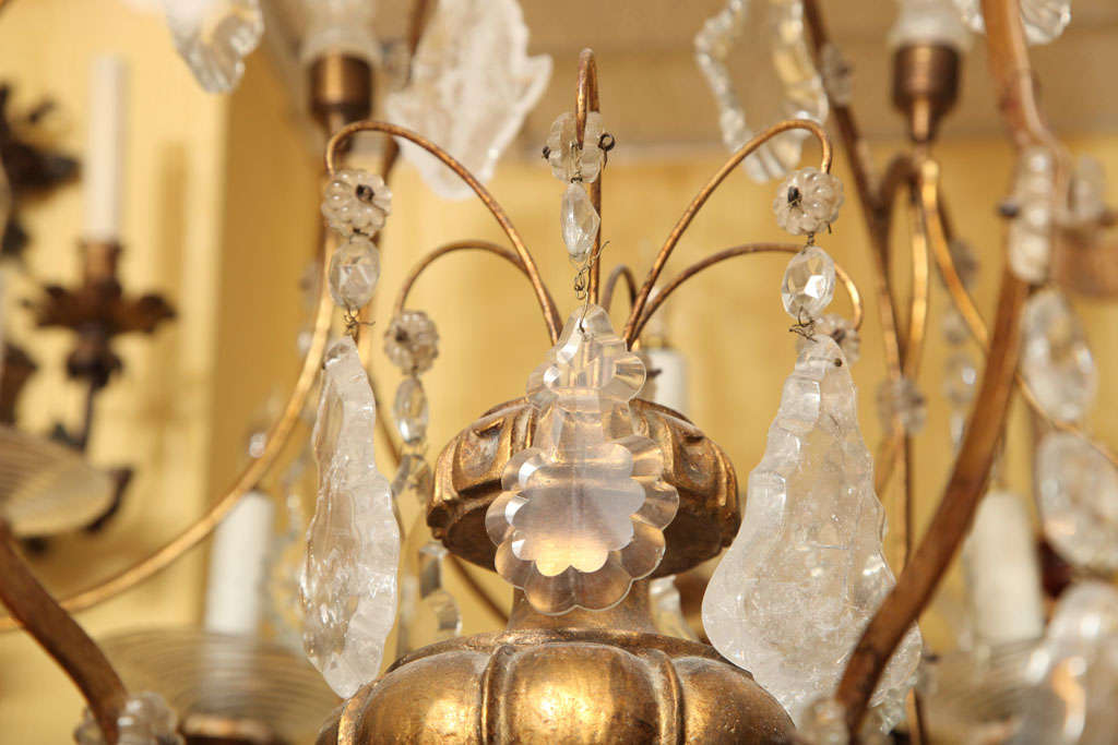 Très grand lustre italien à 16 branches en bois doré vénitien et cristal de roche en vente 1