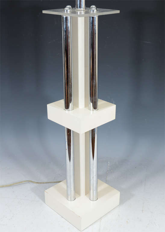 Einzelne Mid-Century-Lampe aus Chrom, Holz und Lucite im Angebot 1