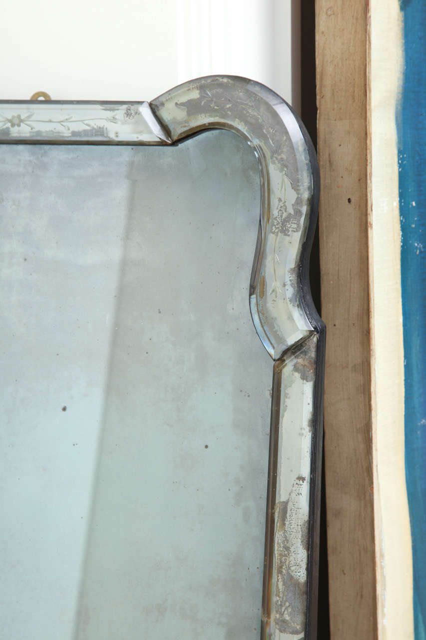 A Queen Anne Style Antiqued Beveled Glass Mirror, France c. 1930 In Excellent Condition For Sale In New York, NY