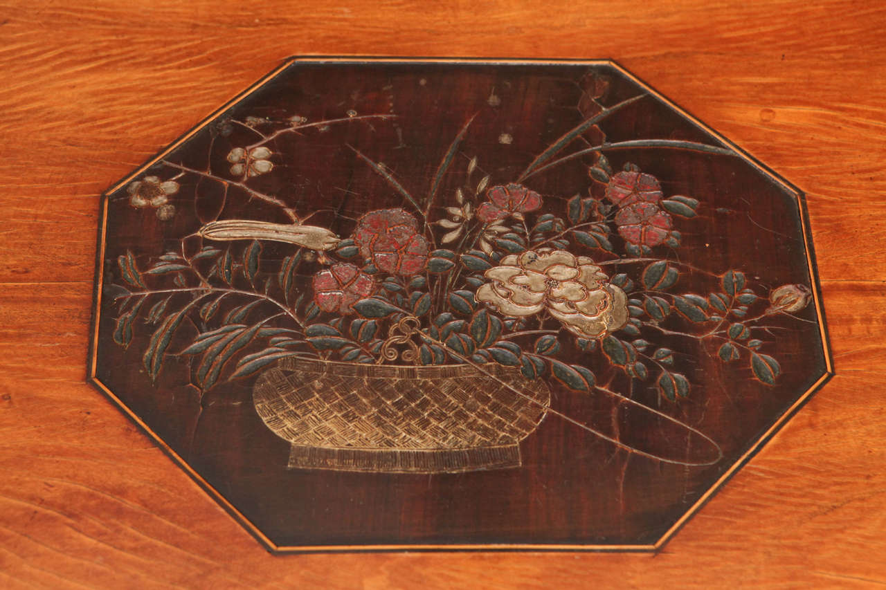 Englischer Mahagoni-Teetisch aus dem Jahr 1820 mit Coramandel-Plakette (19. Jahrhundert) im Angebot