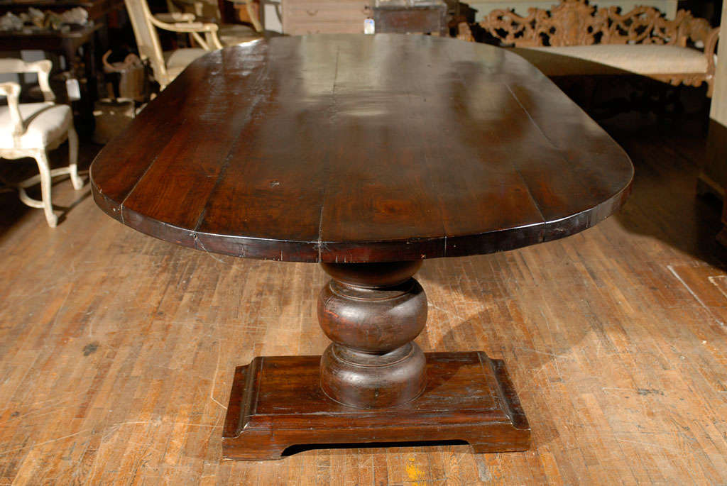20th Century Oval Dining Room Trestle Table with Hand-Carved Base For Sale