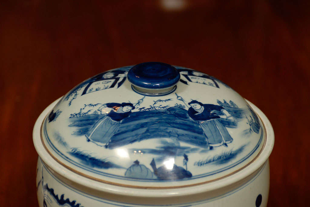 Of spherical form and depicting warriors in battle, painted with underglaze cobalt blue and overglaze enamels. <br />
<br />
Trade protected.            All merchandise guaranteed as stated.