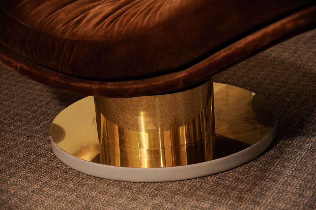 Velvet upholstered serpentine form, swiveling chaise on a polished brass base. By Milo Baughman.