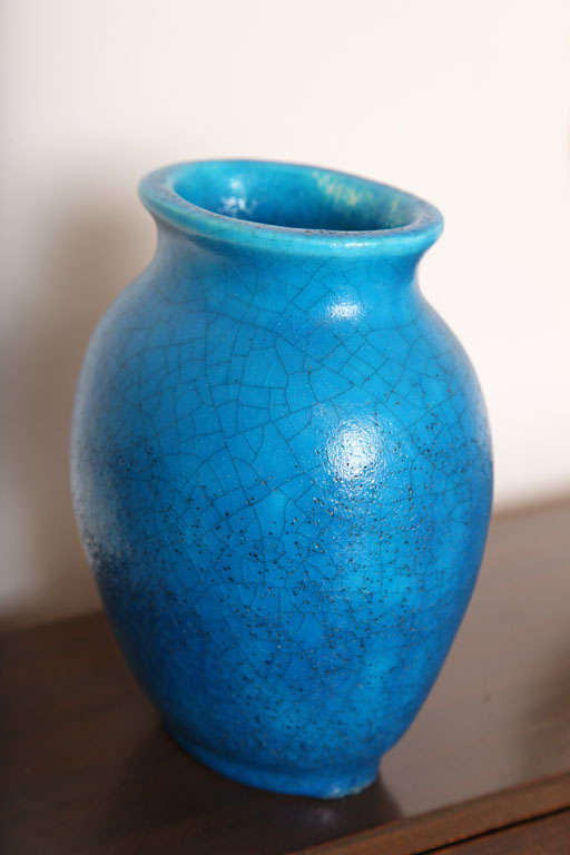 Vase with varied and crackled turquoise glaze.
Signed: Lachenal France