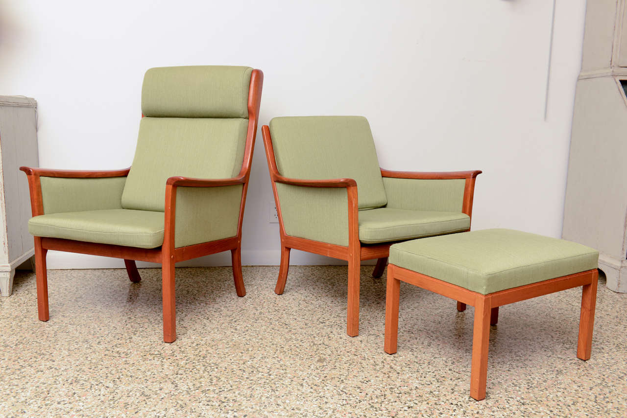 Ole Wanscher. High and low backed armchairs and foot stool, teak framed, upholstered in original green wool fabric
Manufactured by P. Jeppesen, 1970s.