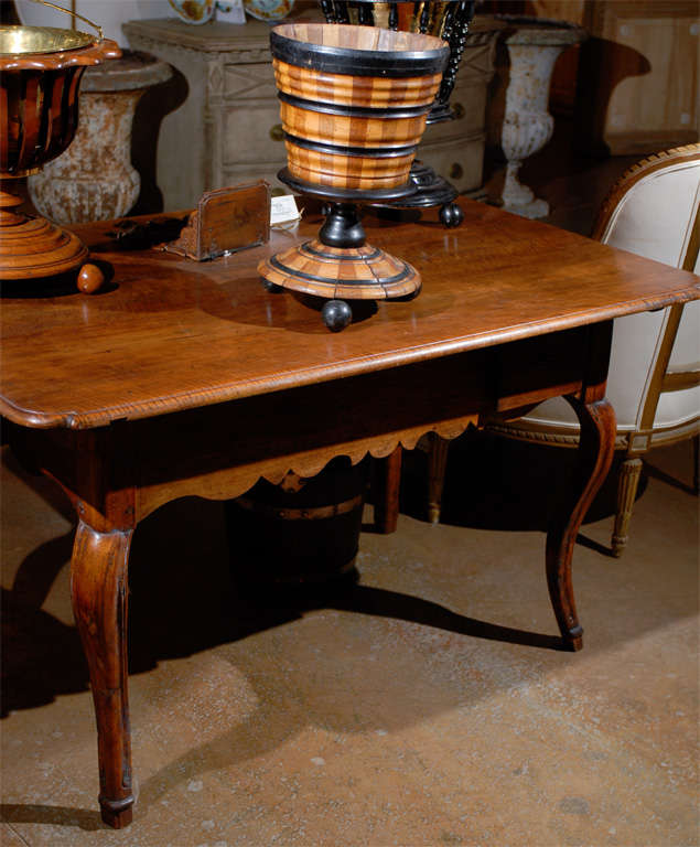 A Dutch fruitwood and ebonized wood round jardinière from the mid 19th century, with ball feet. Born in The Netherlands during the mid 19th century, this fruitwood ebonized planter features a circular tapering body, adorned with wavy patterns. All