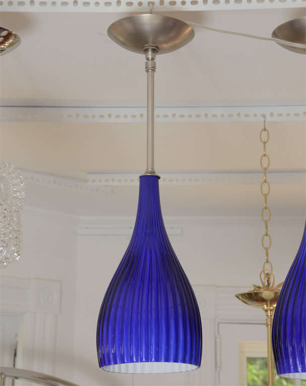 Pendente in vetro di Murano a coste blu con asta e baldacchino in nichel.