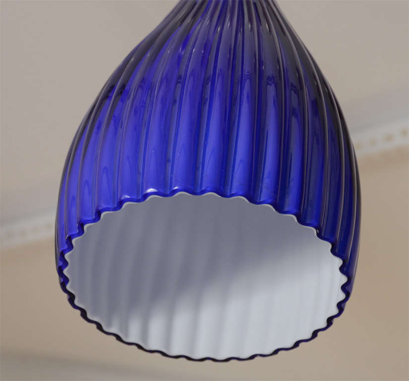 Mid-Century moderno Ciondolo di Murano a coste blu cobalto con hardware in nichel in vendita